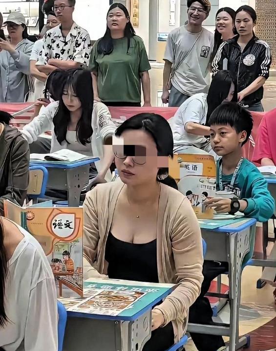 今天看到一条新闻，女子做梦都没有想到，因为，去开个家长会，只因自己穿得比较暴露点