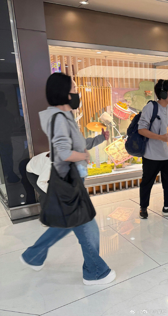香港机场偶遇小S一家四口小S大女儿二女儿身高 路人香港机场偶遇小S一家四口出行，