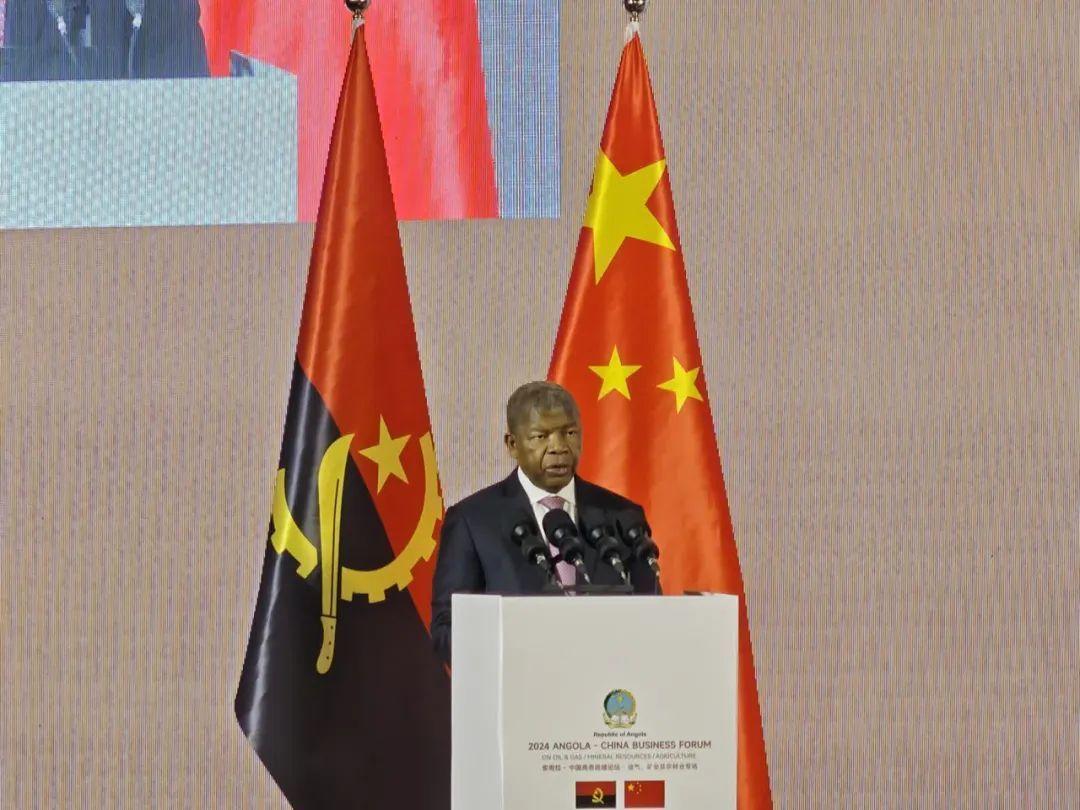 成也石油，败也石油。安哥拉议长访华8天，不是借钱来的，只为求一张“王牌”。
 