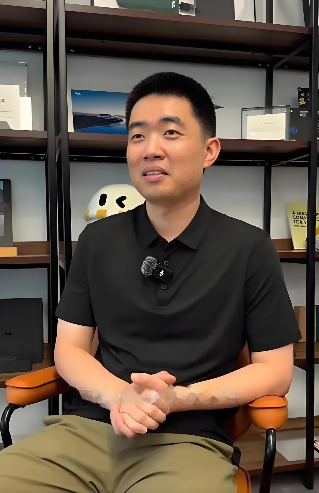 夏末的徐州老巷，梧桐叶筛下碎金似的阳光。卖冰粥的推车停在墙根，瓷碗里的山楂粒浸着