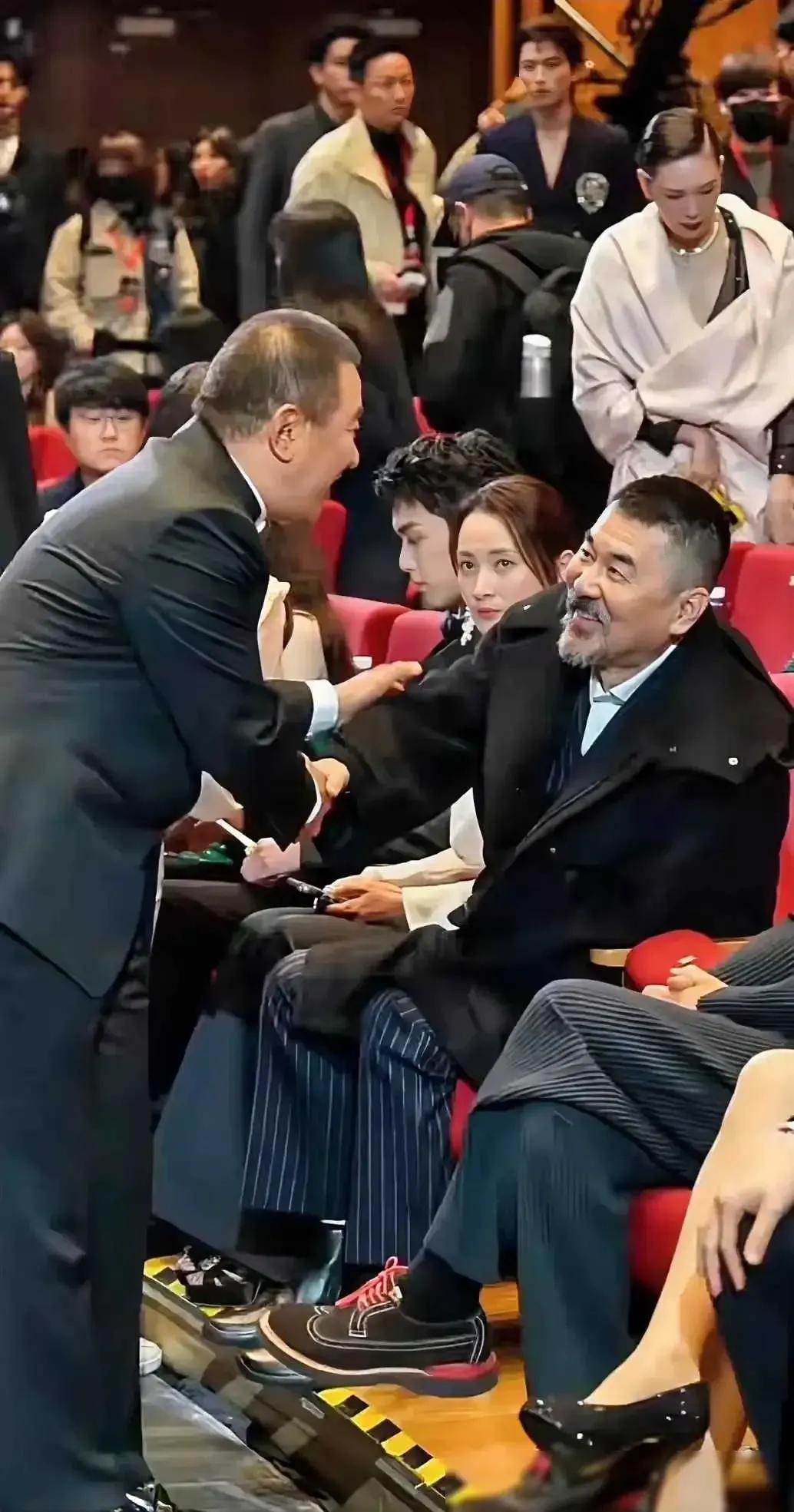 陈建斌和勤勤不是自傲怠慢，也不是所谓的礼貌规矩问题，应该是不谙世故，如今这样的人