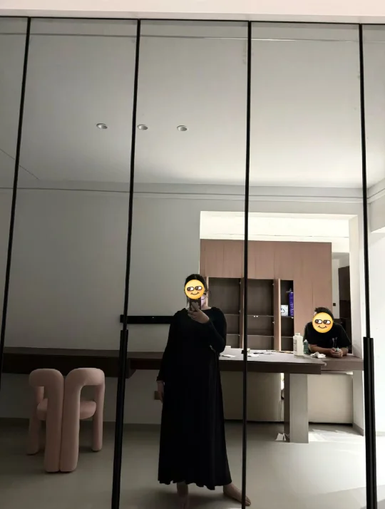 姐妹们，快安装这个镜面玻璃门