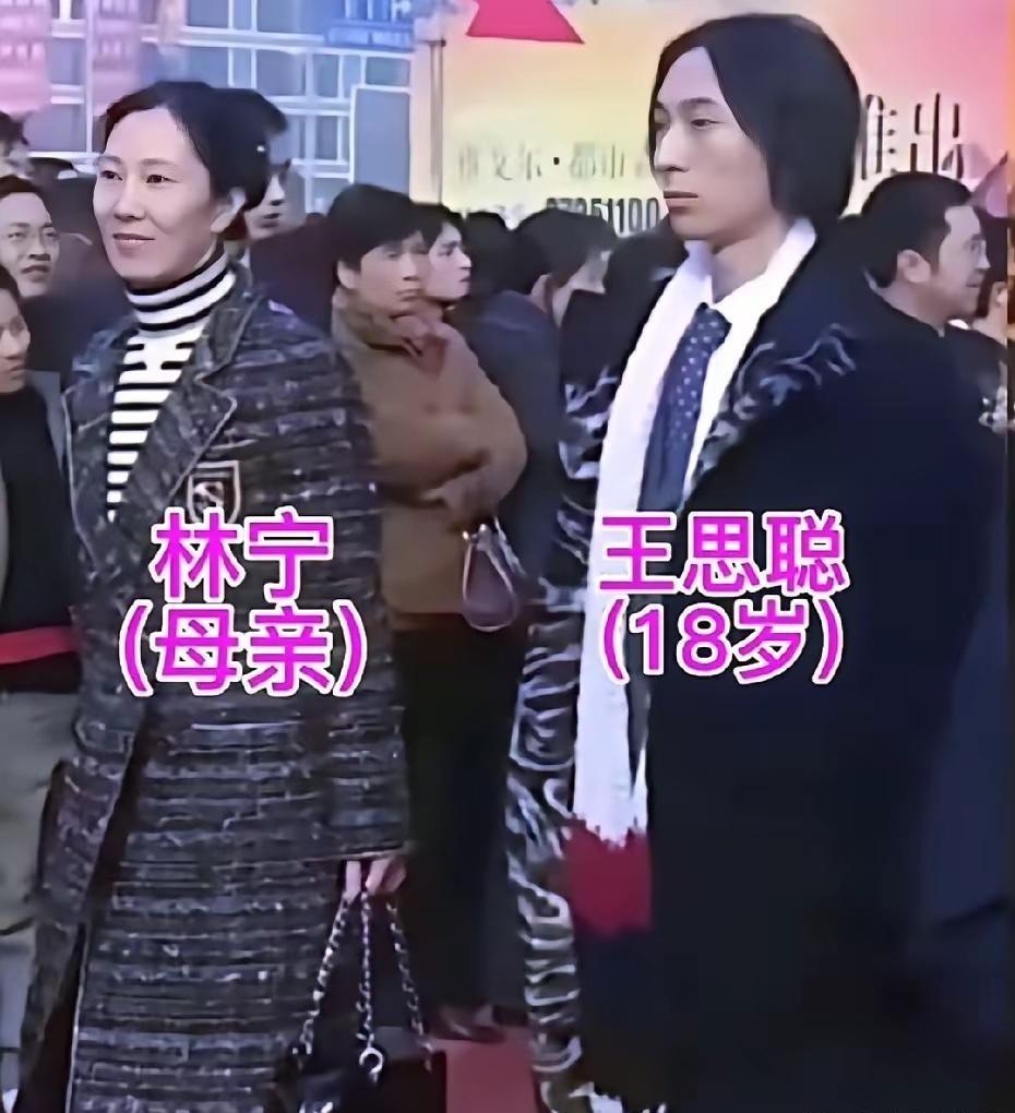 当年刚留学回来的王思聪，看着真是稚嫩啊！如今判若两人 ​​​