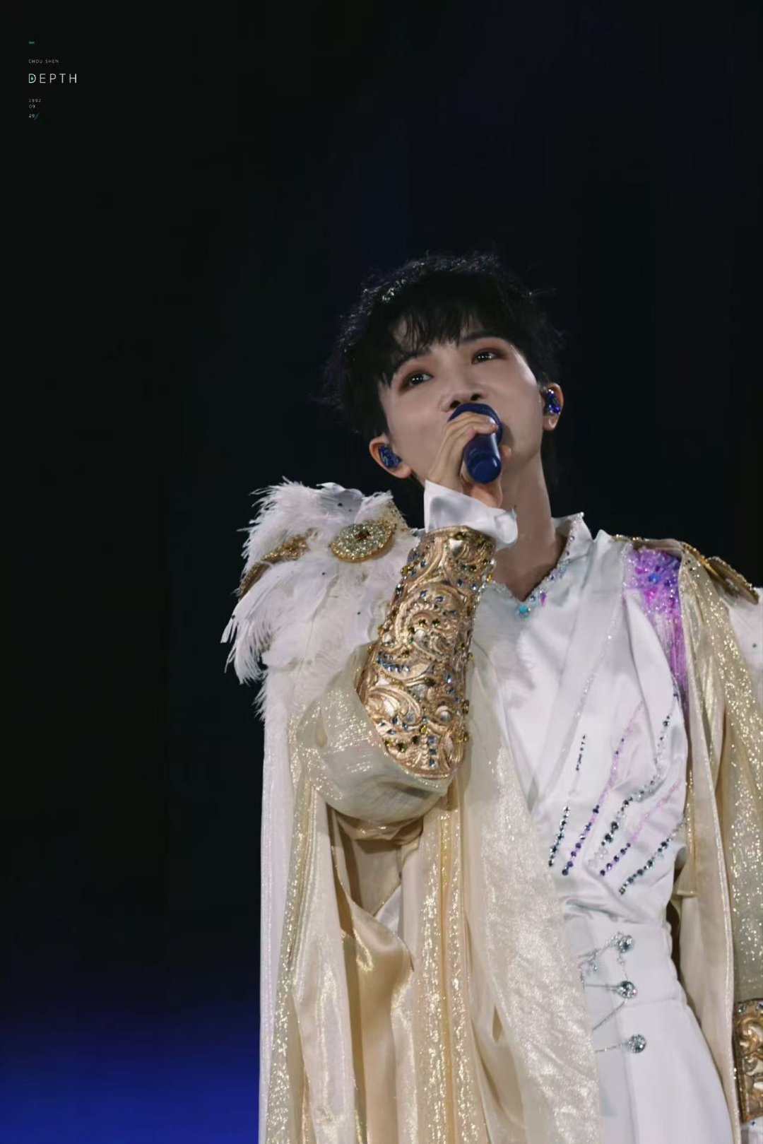 周深携巨型仿生兽来广州了五月天给周深送花篮双向奔赴的美好！五月天送花篮送祝福，仿