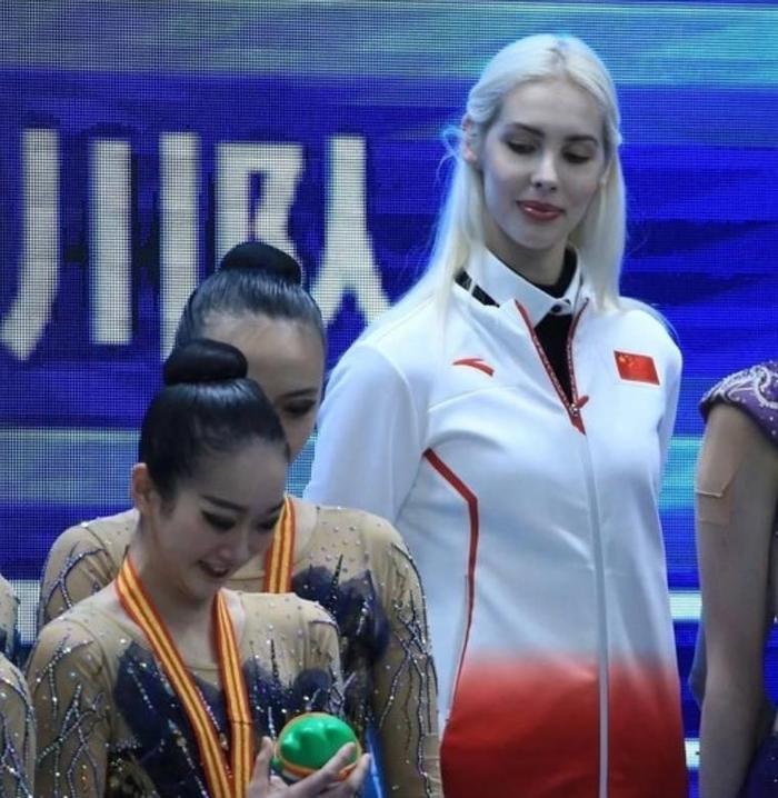 “不给参赛就让中国赢！”3年前因俄乌冲突，俄罗斯体操女王被禁赛，她毫不犹豫转身加