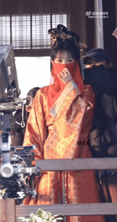 田曦薇红衣面纱路透可以 