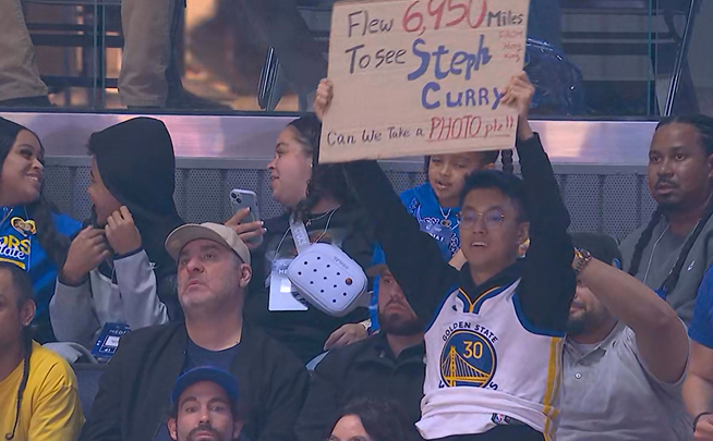 ▲哈哈哈哈，你飞这么远过来，库里也没上场，只想合个影就行