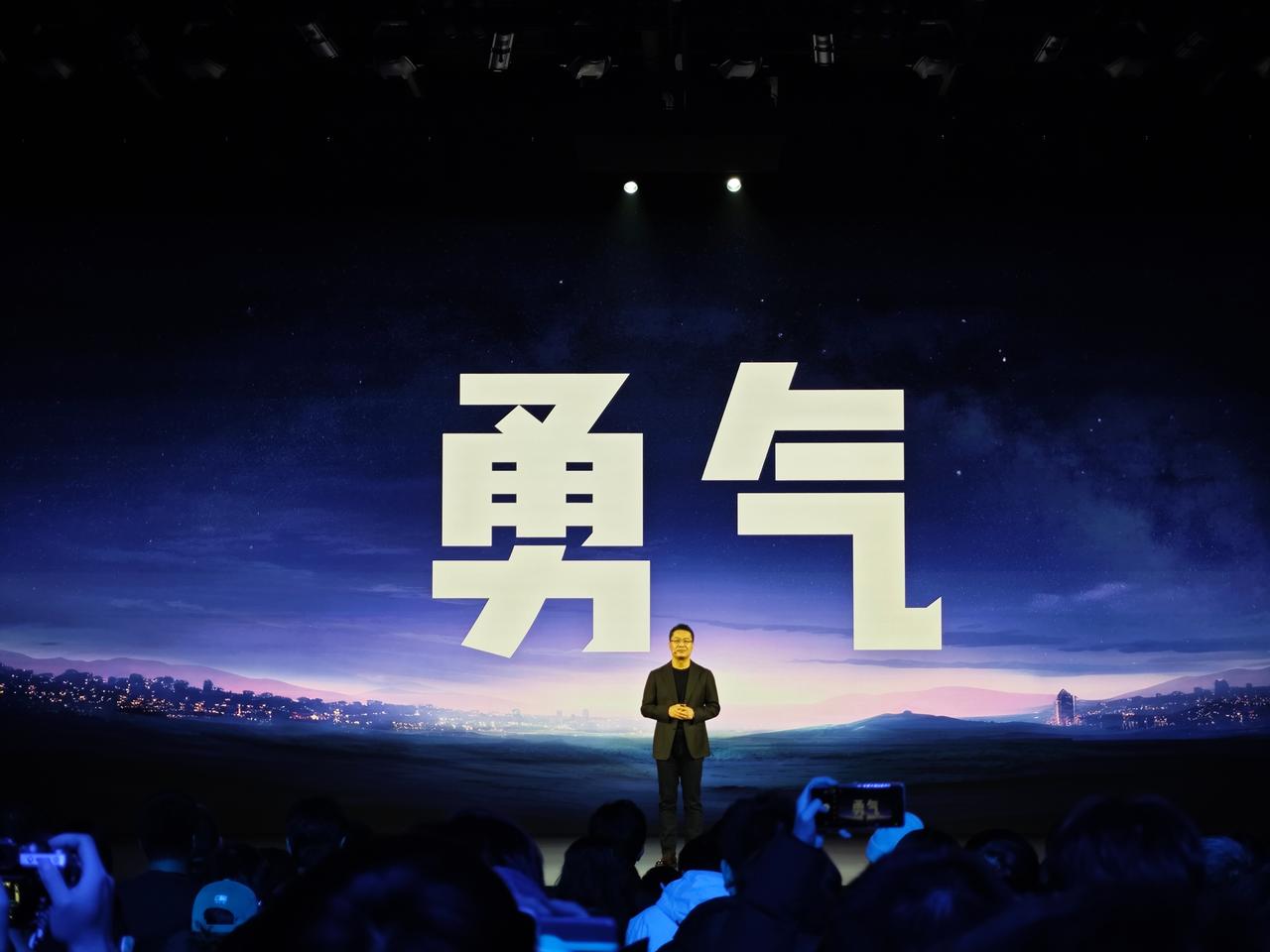 今天晚上卢总要讲4个故事，来回顾Redmi的十年，第一个是红米缘起的故事。