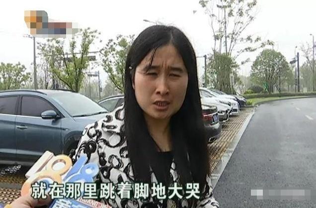 浙江，一只小狗撵着6岁的男孩狂吠追赶，男孩吓得躲到妈妈后面，妈妈抬了下脚假装要踢