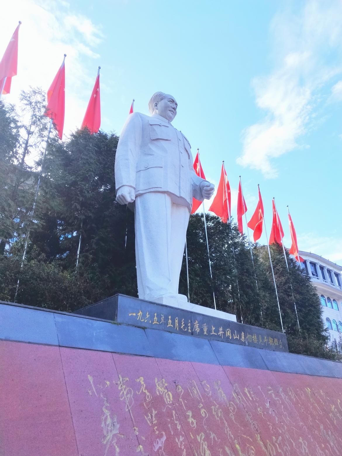 图片解说

1965年5月，毛主席重上井冈山亲切接见当地干部群众纪念雕像，坐落于