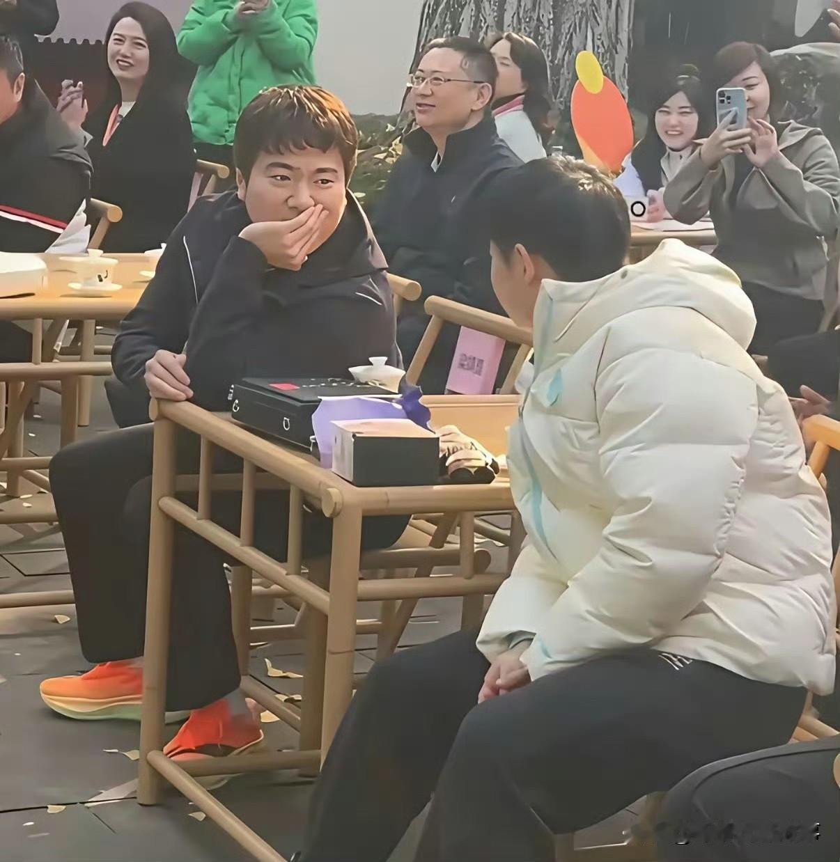 孙颖莎和梁靖崑这交情，堪称“从青年队绑定到国家队”的“同班同学PLUS版”。
