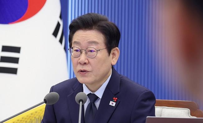 李在明回国后，立即展现铁腕手段。他将反对党的“毒舌议员”金美娜移交检方，理由是后