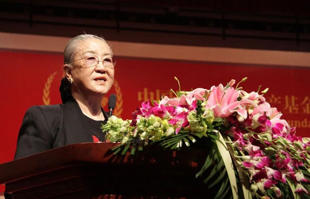 原国防部长耿飚的长女，一夜之间被查封了所有资产，她选择出走美国。

说白了这就是