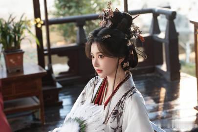 孔雪儿去哪儿进修的演技李述这个角色的反差感被她演活了，上一秒还是软乎乎的小兔子模