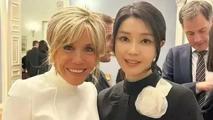 尹锡悦老婆蹿红北约峰会：丧葬风加硅胶脸成大韩风采

来源:海峡快讯

近日，北约