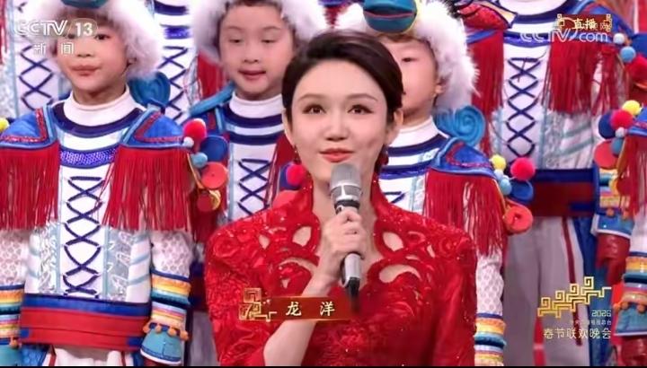 春晚最“实诚”主持人火了！眼里只有提词器，这位姐们儿手里紧攥话筒，眼神却全程在提