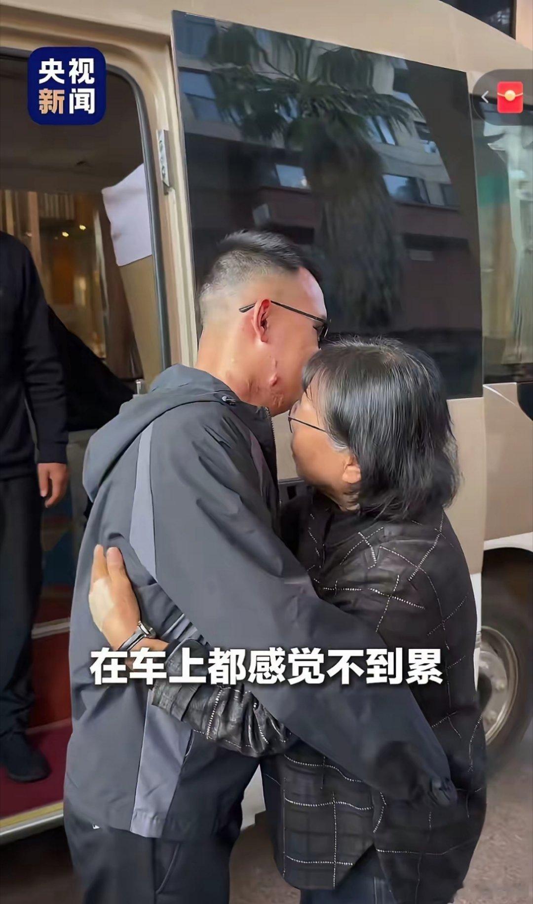 两位时代楷模同框的画面令人动容。一位用坚守诠释师者仁心，一位用无畏书写军人担当，