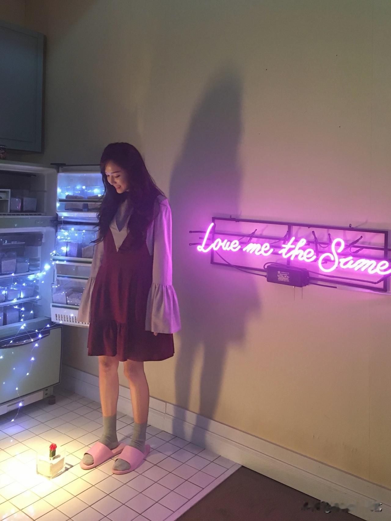 19日，演员郑秀妍在自己的Instagram上传了多张照片。公开的照片中，郑秀妍