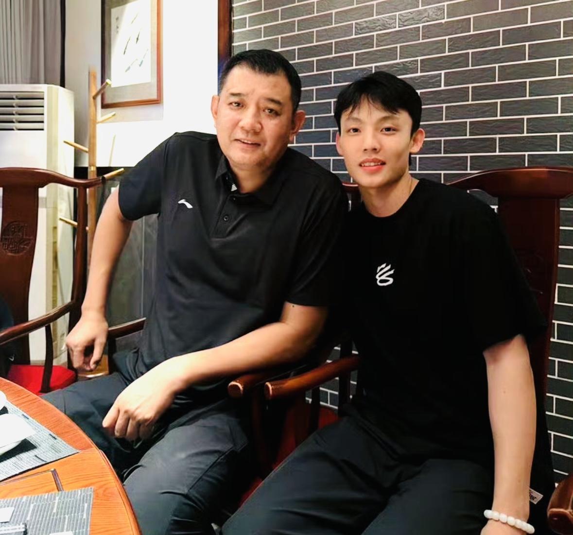 徐杰参加3×3联赛，晒出与逍遥王巩晓彬合照
徐杰更新社交动态，此番前往四川，参与