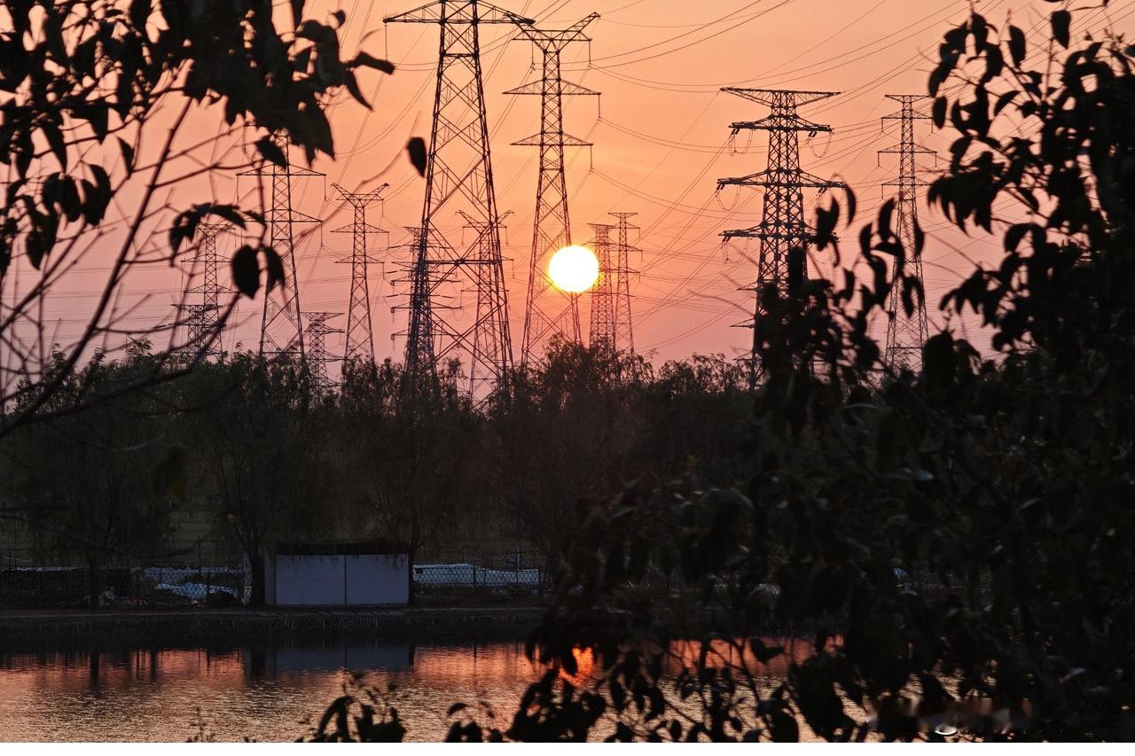 夕阳之美，真的太绝了！每天能看到夕阳，感觉自己就是世界上最幸福的人。
傍晚时分，