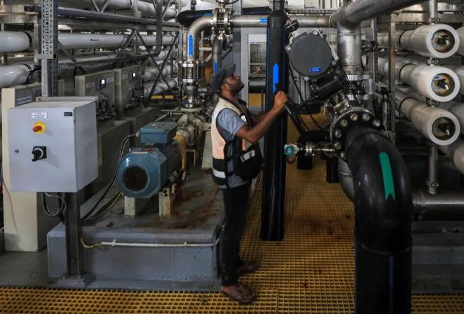 冲突彻底失控！伊朗无人机突袭巴林水厂，90% 人靠它喝水，平民已受伤，普通人的喝