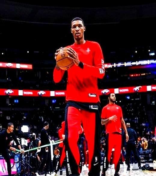 别慌着骂教练换阵容。
这支球队的“第四名魔咒”是假的。
反而像是夺冠前的预热。