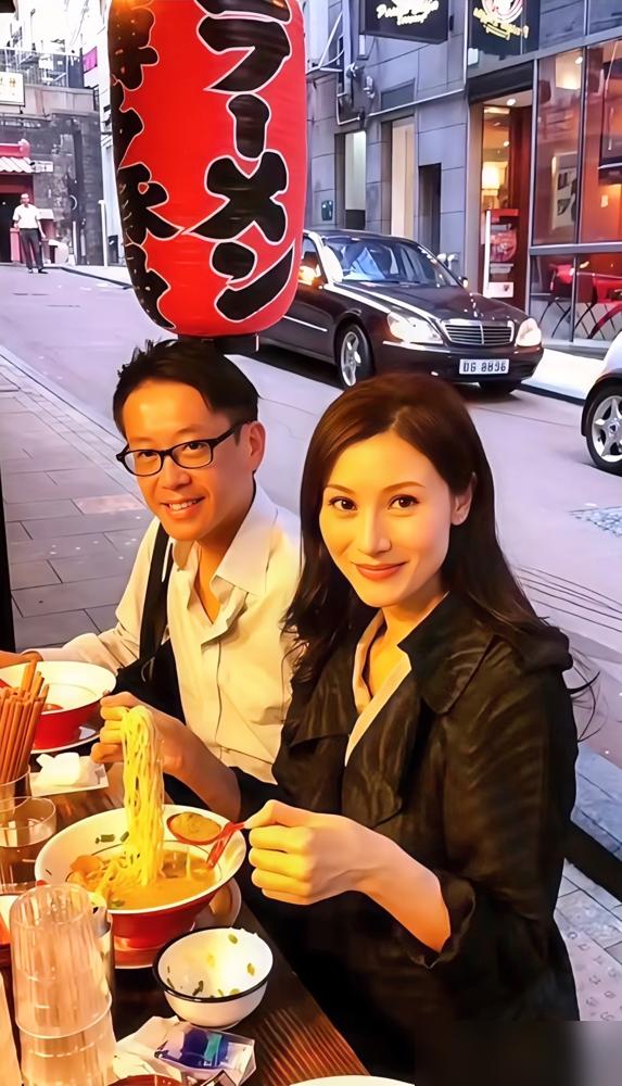 香港富豪许世勋2018年去世，留下420亿港元遗产。
这笔钱没直接给儿子许晋亨