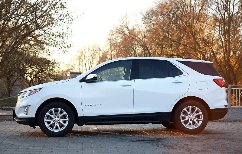 最近帮发小盯20万以内的家用中型SUV，绕来绕去还是绕不开别克昂科威。
同价位国