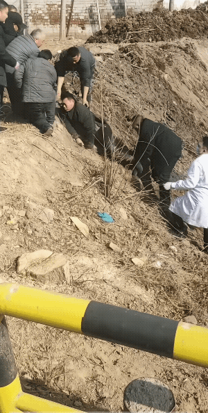 视频中一个女子带着哭腔说，“让你吃个席坐个桌，你怎么喝的这么多，为何不多吃几口菜