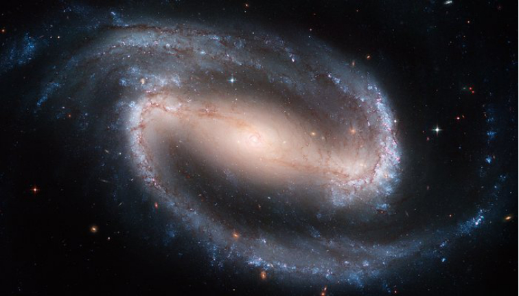 星系NGC 1300，这种中间是棒状、周围有旋臂的星系叫做“棒旋星系”。银河系也