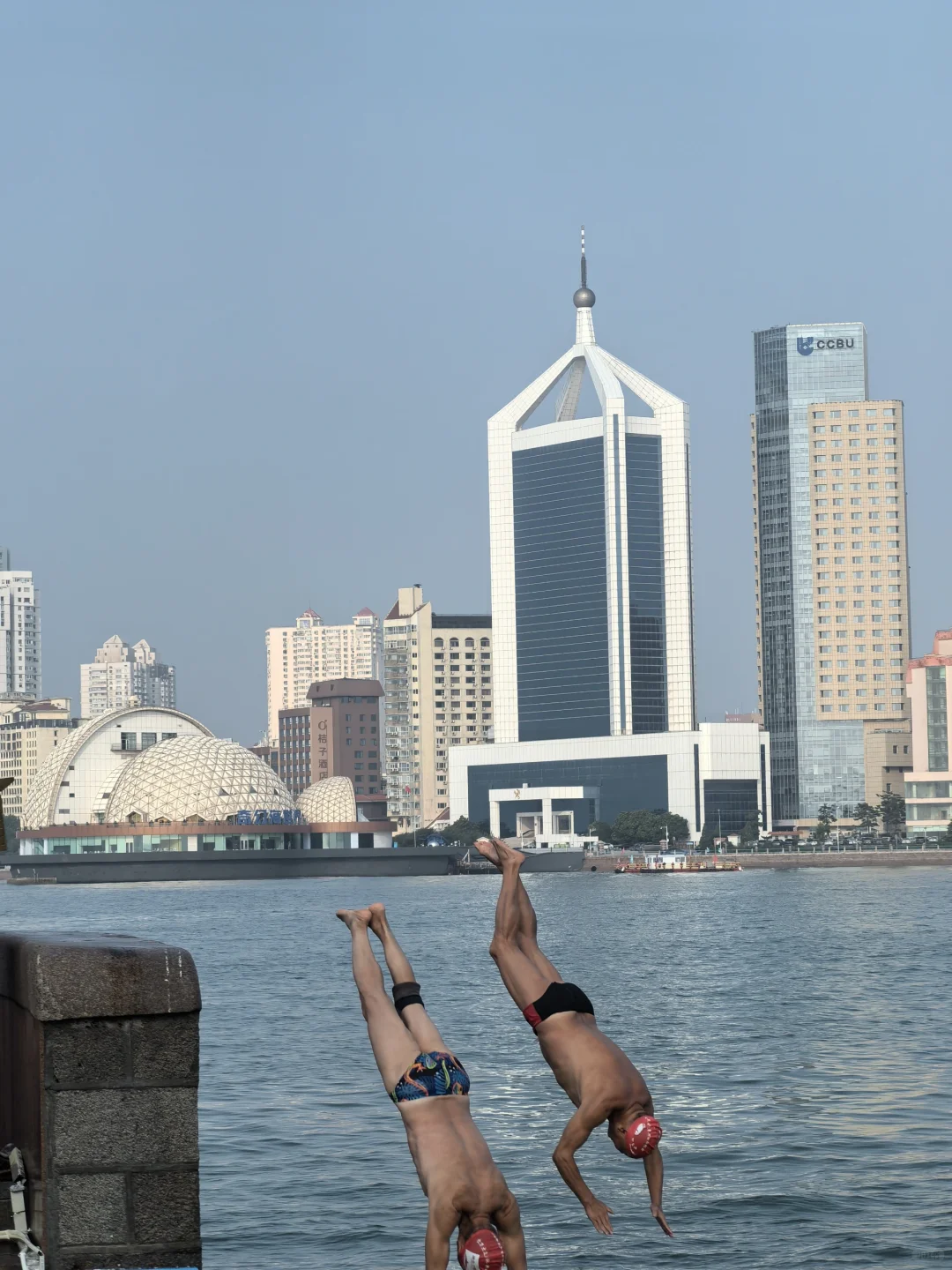 8.22青岛街头实况 “处暑”依然热