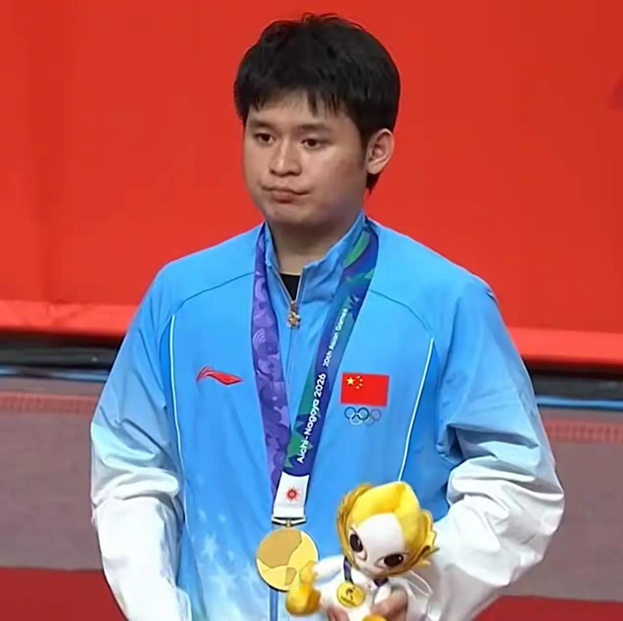他赢了他，4比0横扫对手！没有势均力敌，没有险胜，没有你追我赶。只有一个大光头。
