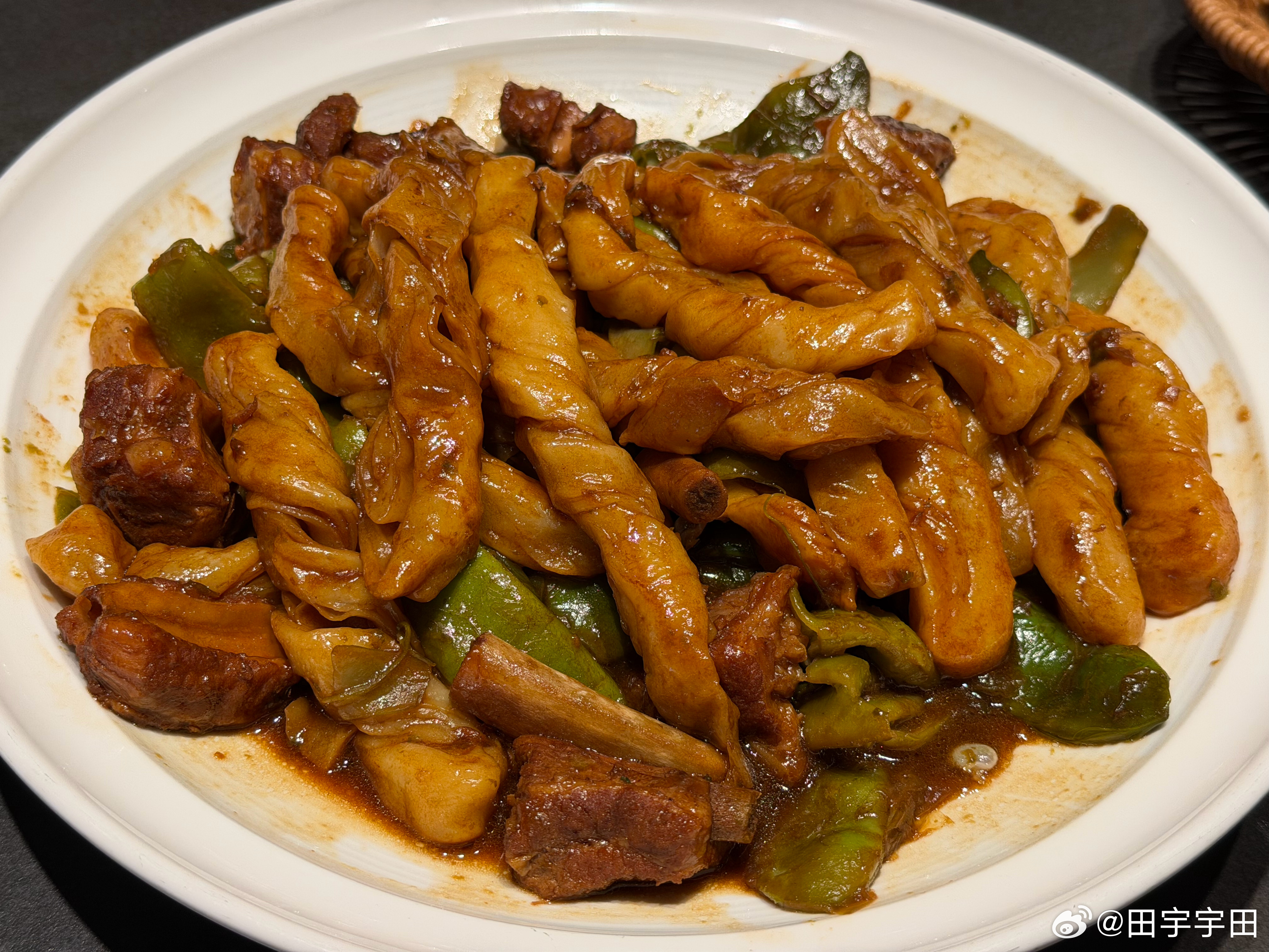 失误了想着不饿少点一点结果排骨豆角里面有焖卷子我还单点了一张大饼再配上炸蘑菇碳水