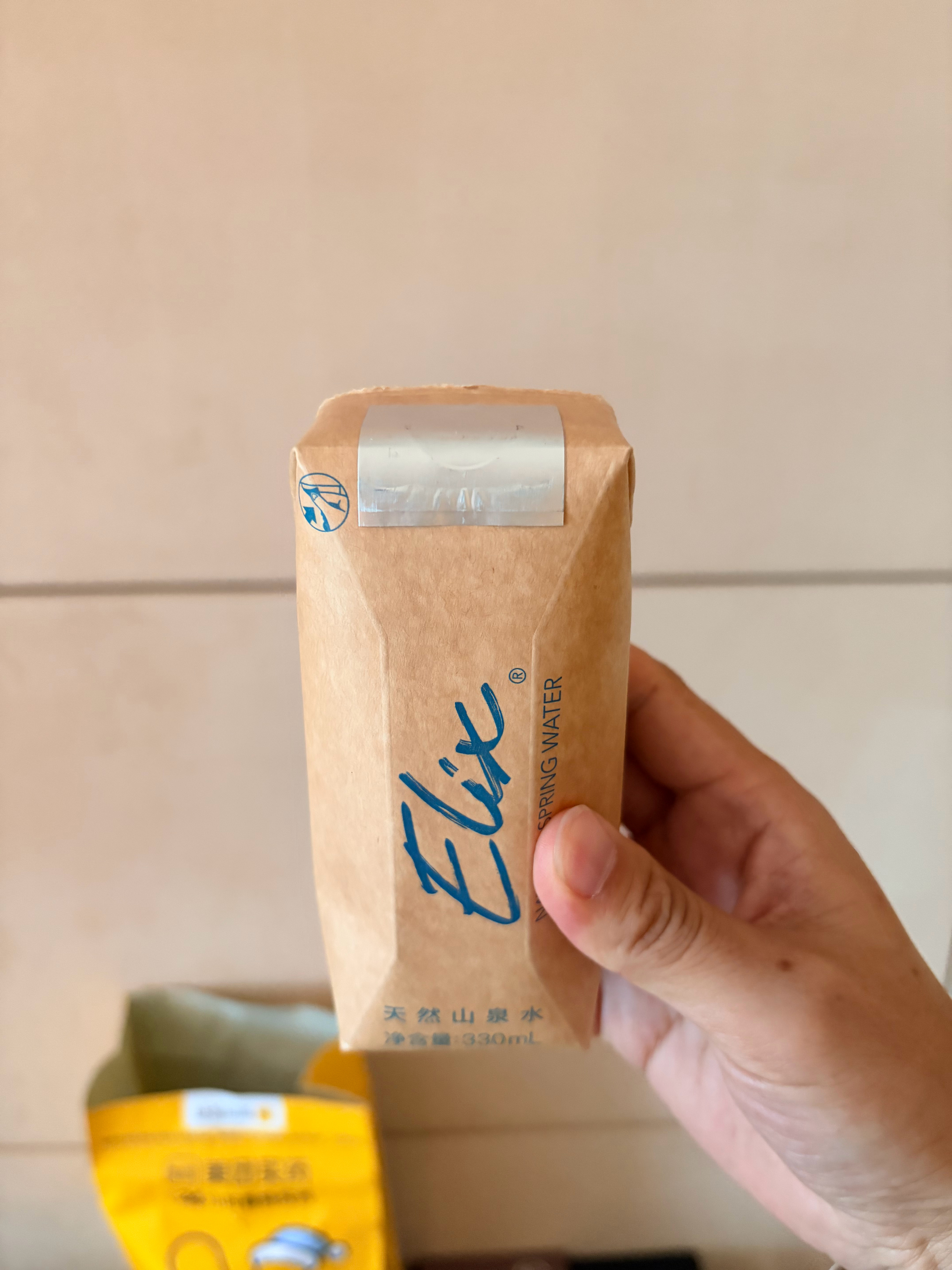 特别讨厌有些酒店现在的水给个纸盒子，特么也没吸管，没喝完也不能封口。