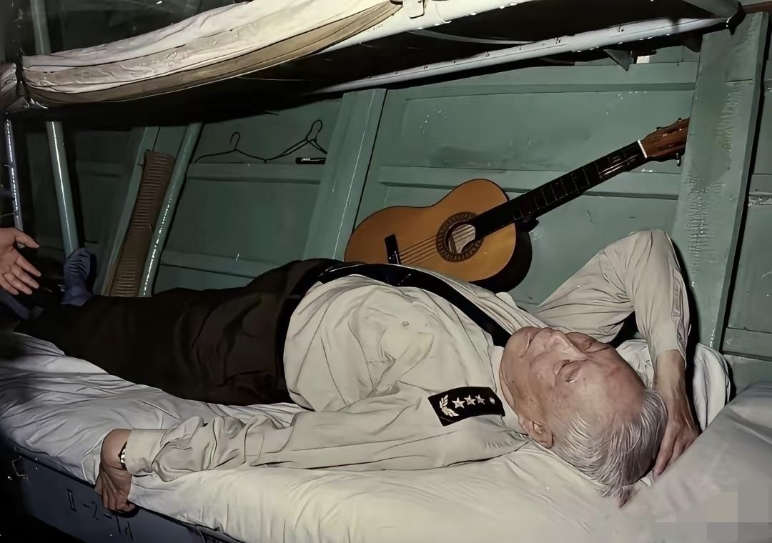 1993年，近80岁高龄的张震上将视察南海舰队，他没有按惯例在会议室听取汇报，而