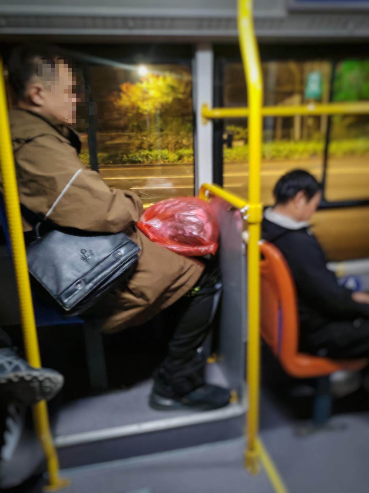 今晚乘坐523，一男子从腊山立交乘车，别人刷卡都没事，结果他上车刷卡刷不上，刷卡