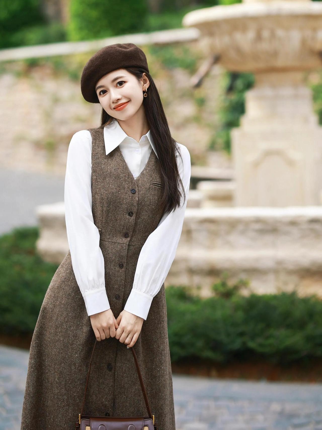 白衣咖啡色裙秀#气质如仙姿##简行唯美的美女# 时尚气质百搭#分享迷人的佳人#