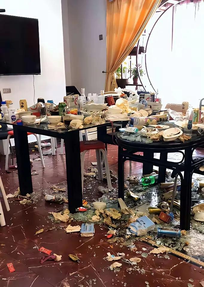 在家里请人吃饭要有强大的心脏
看到这一幕
你会不会两眼一黑[黑线]