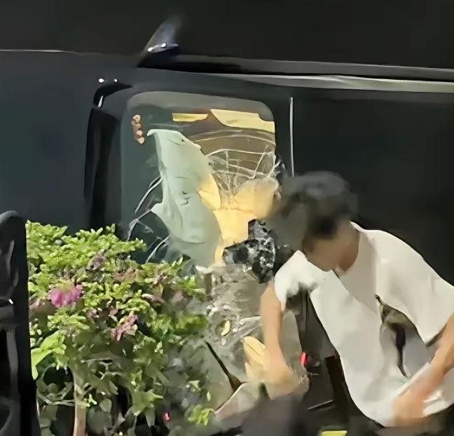 “全网破防！”凌晨三点，广东汕头一名18岁少年砸烂自己攒钱买的电动车电池，徒手破