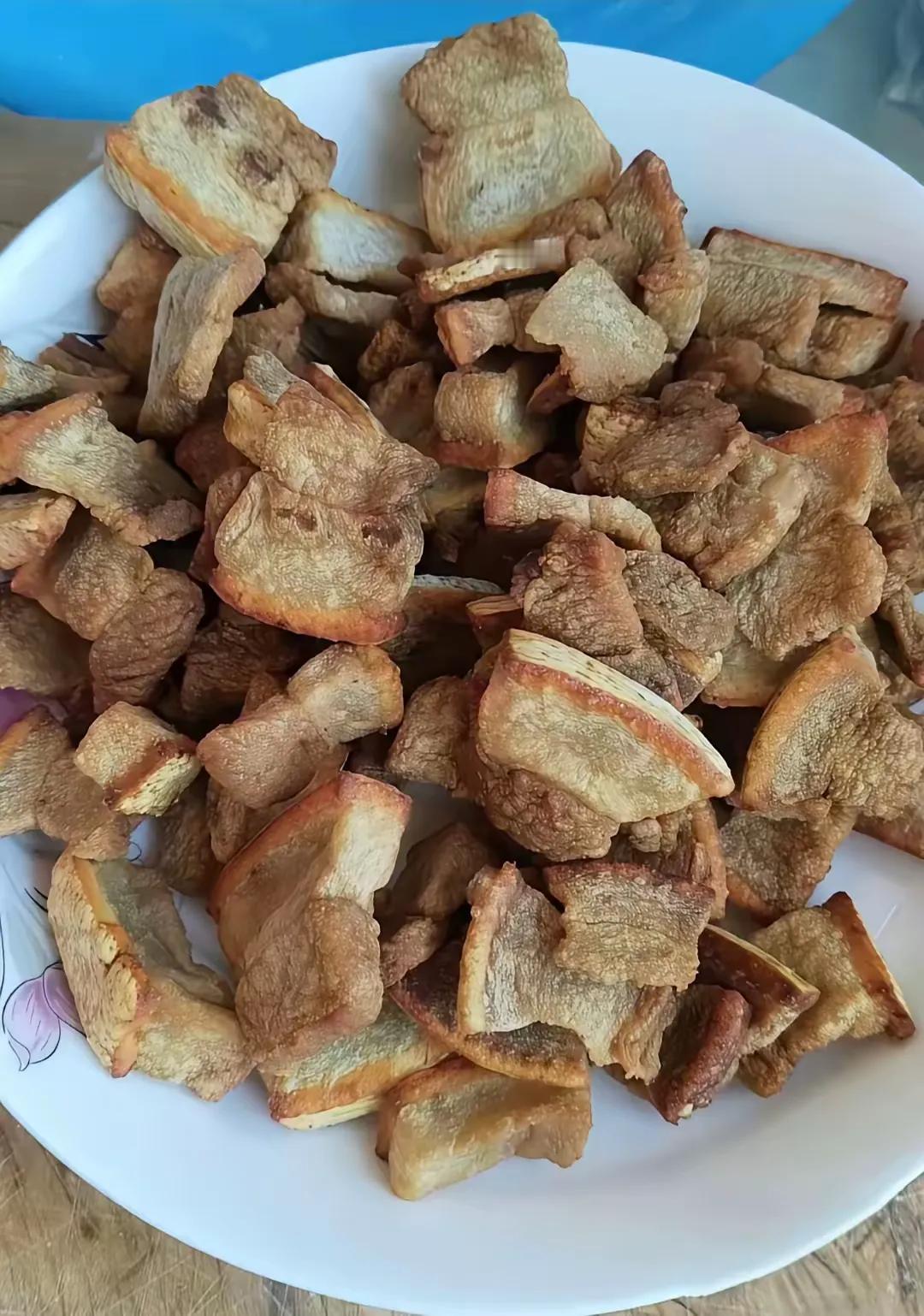 金黄焦香的猪油渣居然被孩子嫌弃，难道这届小朋友都不懂油渣的香？撒盐吃腻了就浪费也