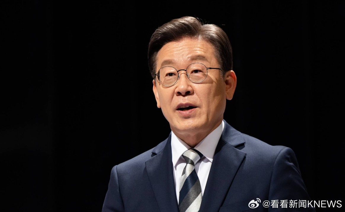 【#韩国总统李在明正式宣誓就职#】当地时间6月4日上午，新当选的韩国总统李在明在