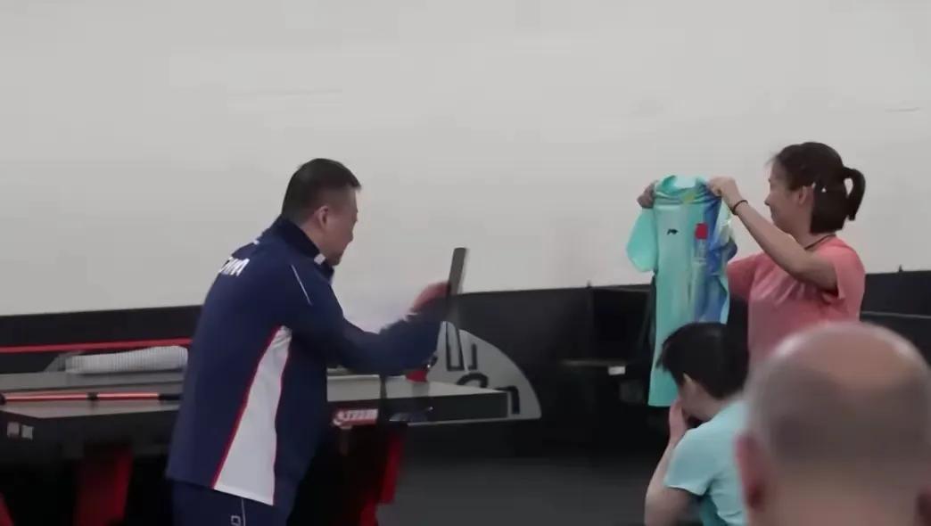 马指导也太可爱了，闲着没事就开始晒孙颖莎的衣服，妥妥的“炫耀型教练”！
 
趁着