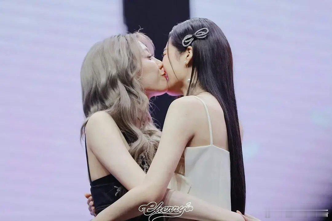 这是真女同吧 ​​​