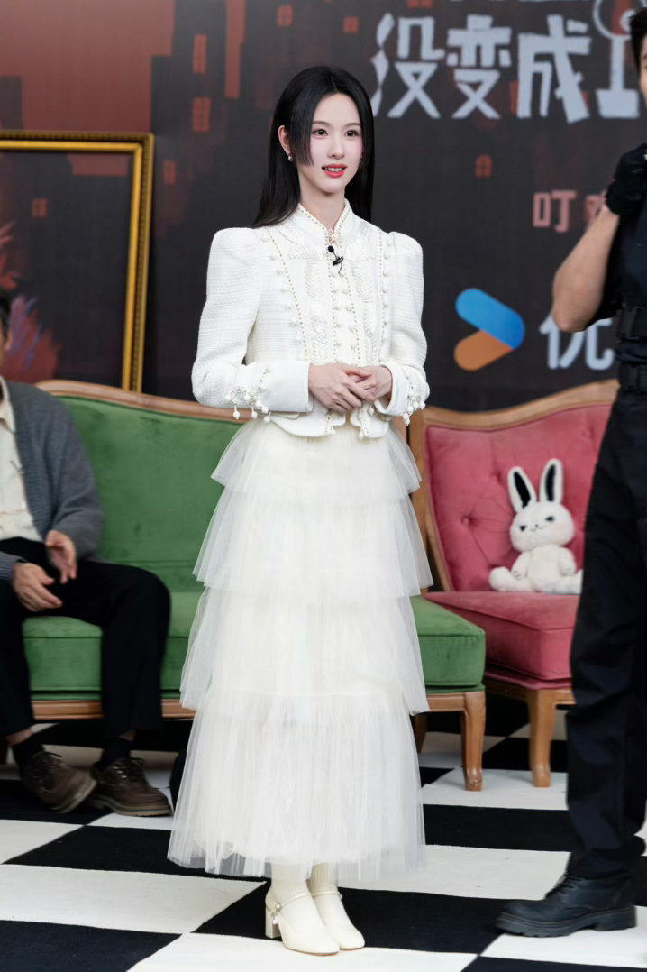 陈都灵别让女神做这些 谁说女神就要优雅得体？陈都灵偏不。游戏一开场就把偶像包袱扔