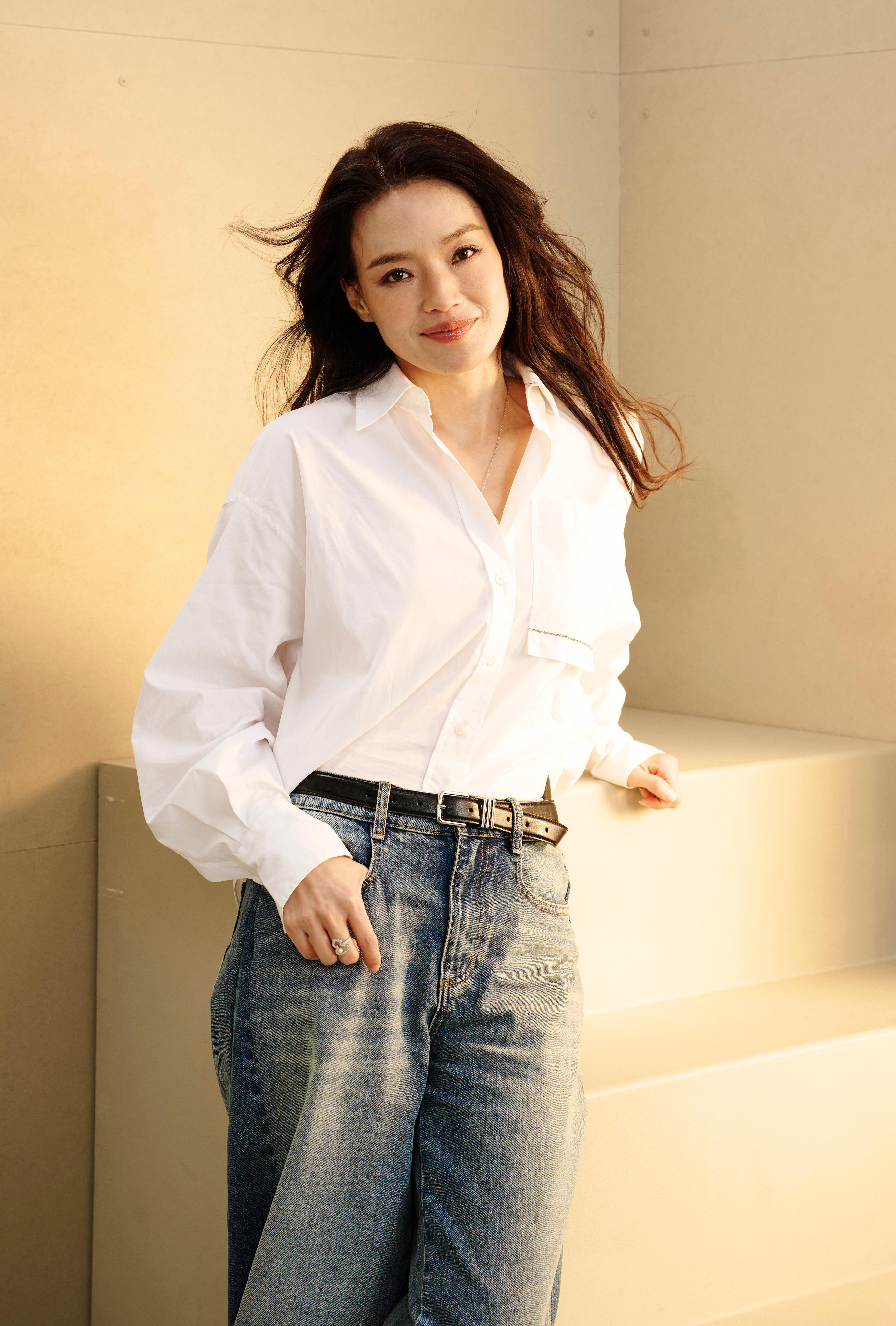 舒淇导演带着她的首部作品《女孩》杀到多伦多电影节啦，还入围了核心展映单元。看她穿