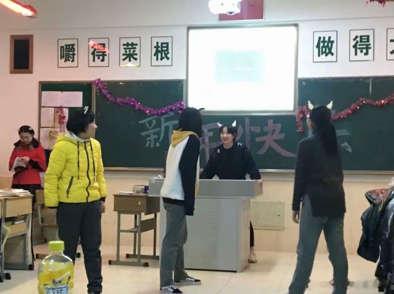 在网盘翻到了17岁的自己翻看网盘里十七岁的照片，从前总幻想未来闪闪发光，现在只求
