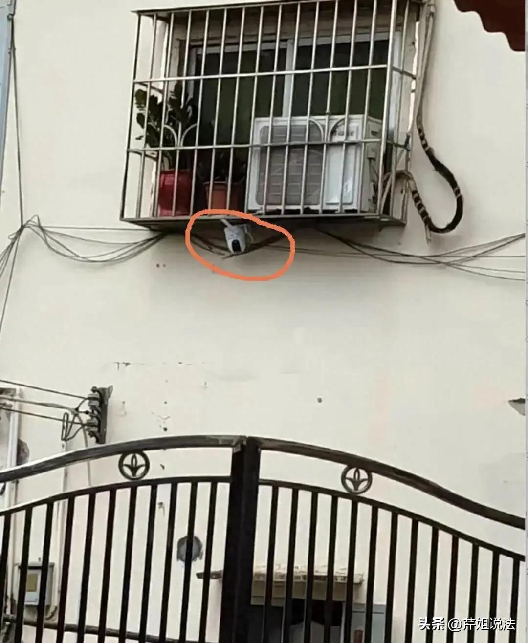 广东广州，冯女士对门邻居在墙上安装了3个摄像头，可以进行360°无死角的拍摄。冯