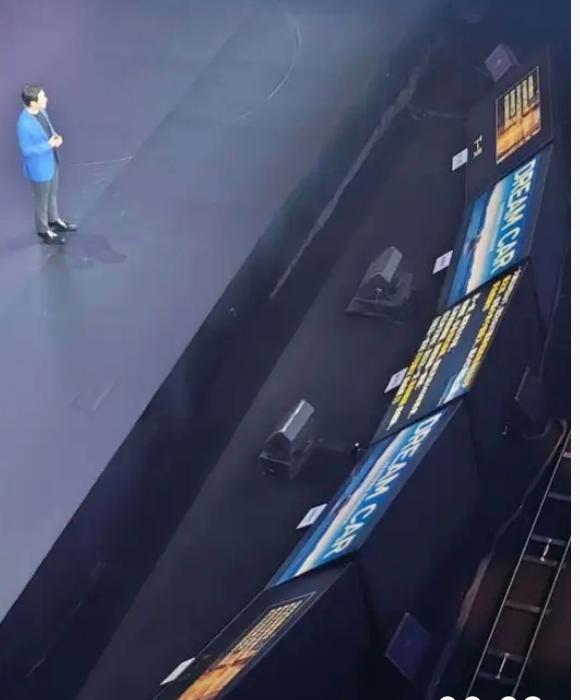 我发现现在开手机发布会和汽车发布会的老板没有一个敢脱稿演讲的，大都是用提词器，也