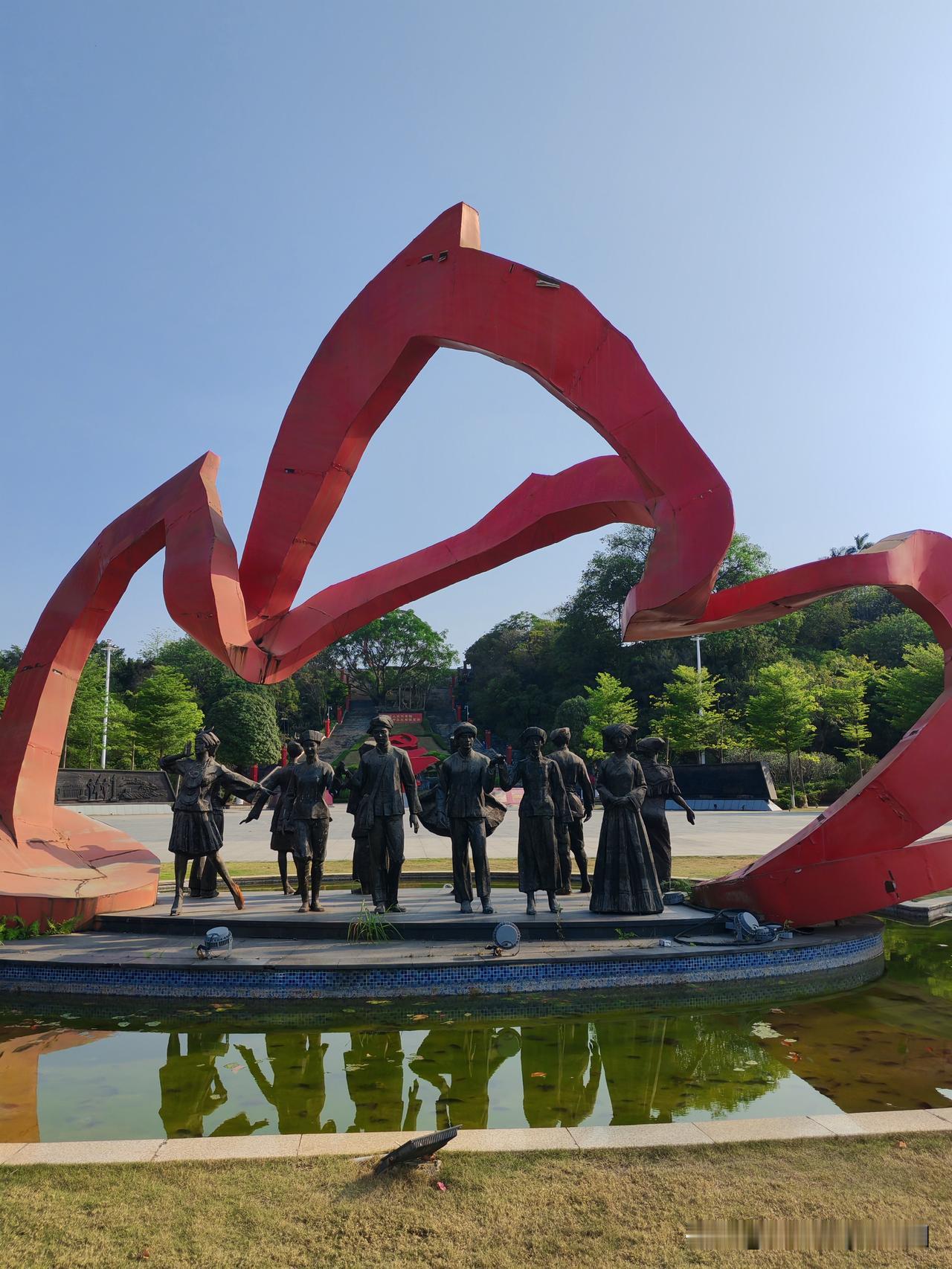 百色园博园
   开着房车去流浪广西百色第九站：百色园博园。
    园区不用门