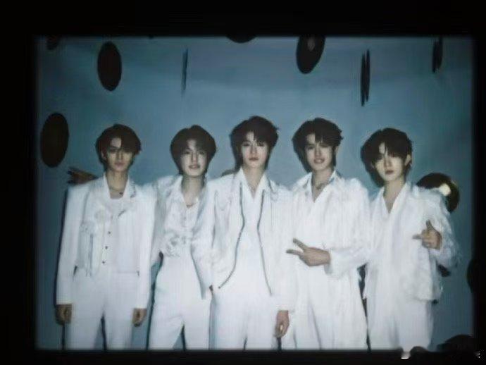 登陆少年披荆斩棘拍立得登陆少年披荆斩棘合照登陆少年披荆斩棘合照，不错不错，[可怜